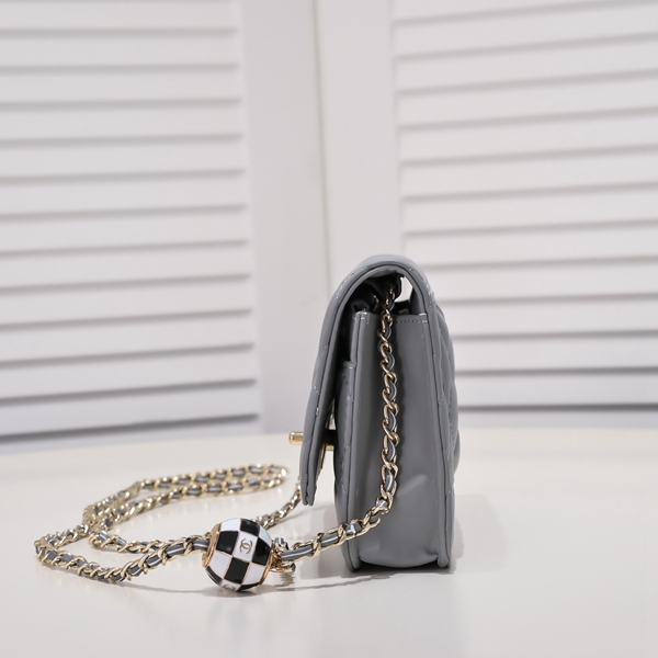 シャネルバッグ背面デザイン